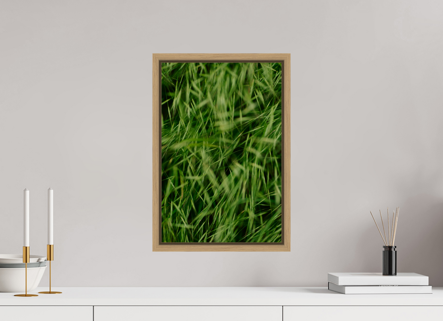 Lifestyle foto van een kunstprint van die waaien in de wind, ingelijst in een houten galerielijst met schaduwvoeg van 30x45cm.