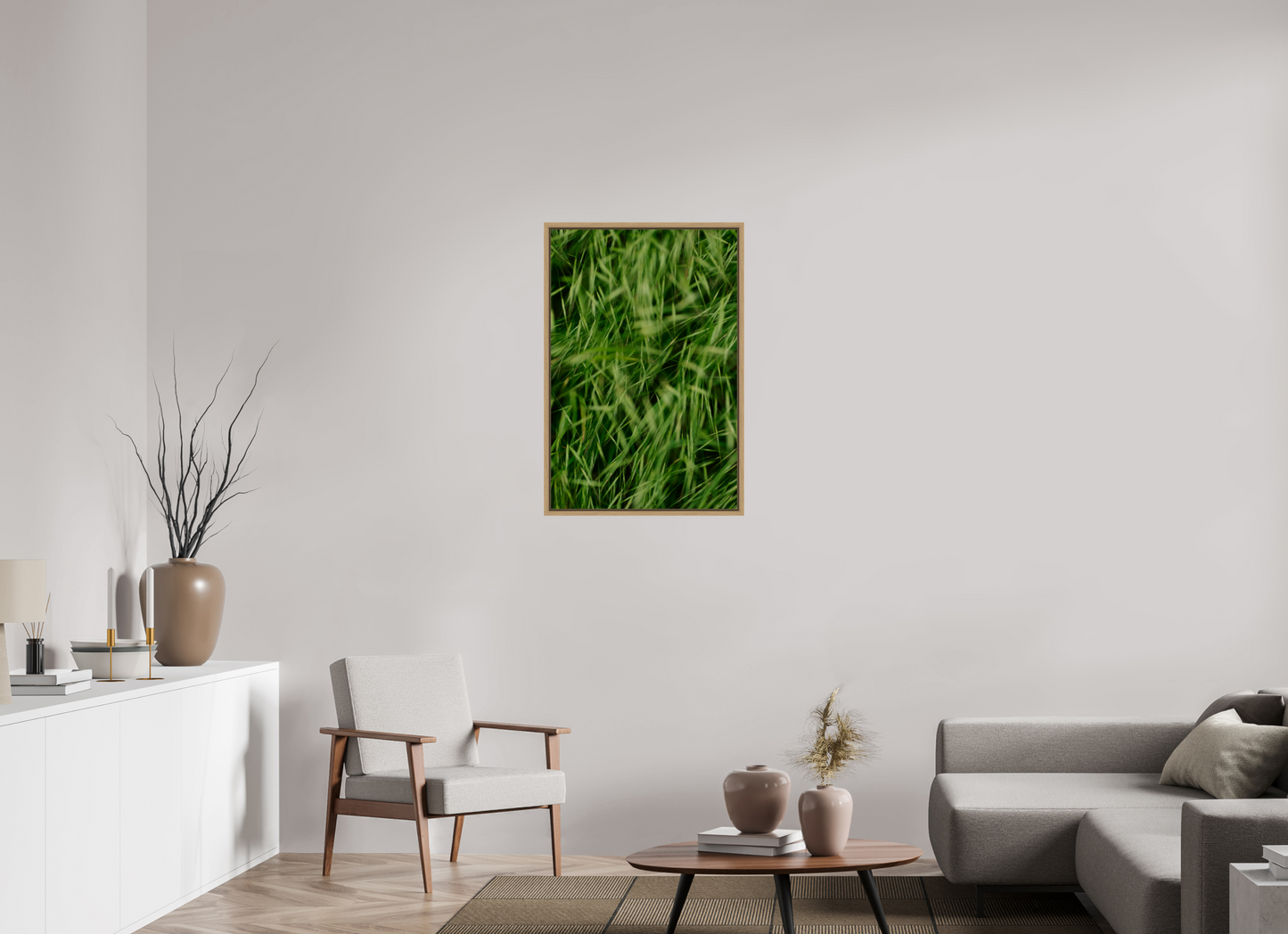 Lifestyle foto van een kunstprint van die waaien in de wind, ingelijst in een houten galerielijst van 60x90cm.