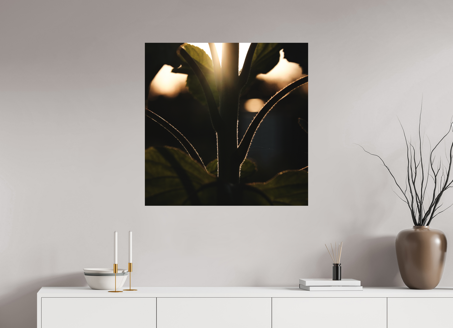 Lifestyle foto van kunstprint van zonnebloem steel bij zonsondergang voor kunstprint van 80x80cm