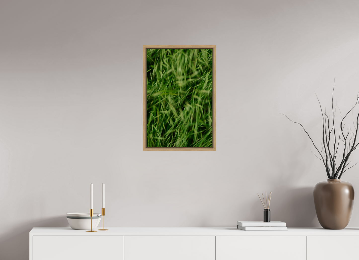 Lifestyle foto van een kunstprint van die waaien in de wind, ingelijst in een houten galerielijst met schaduwvoeg van 40x60cm.