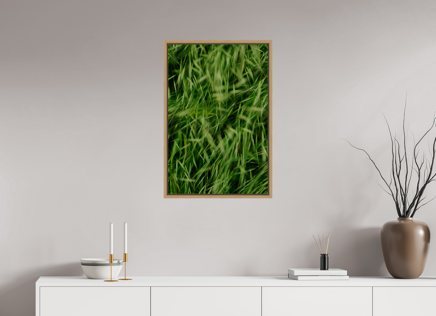 Lifestyle foto van een kunstprint van die waaien in de wind, ingelijst in een houten galerielijst van 50x75cm.
