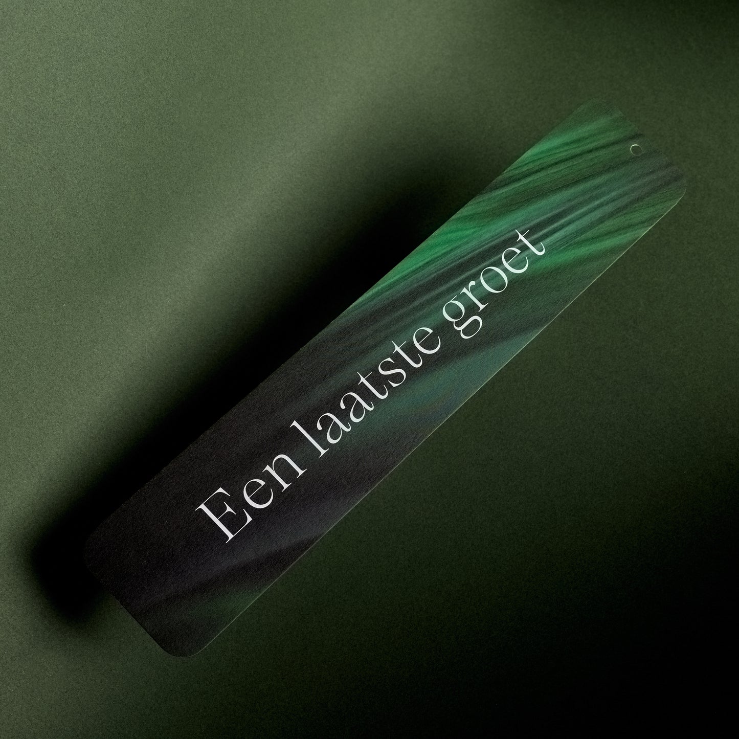 Productfoto van een rouwlint kaart met daarop een detailfoto van grassen op een diep groene achtergrond.