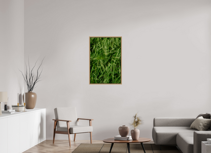 Lifestyle foto van een kunstprint van die waaien in de wind, ingelijst in een houten galerielijst van 60x90cm.