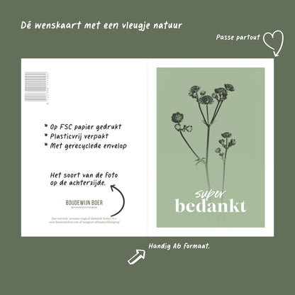 Productfoto met unieke eigenschappen van een bedank kaart met de tekst "super bedankt". Op de kaart een licht groene foto van een Zeeuws Knoopje in een abstracte opstelling. 