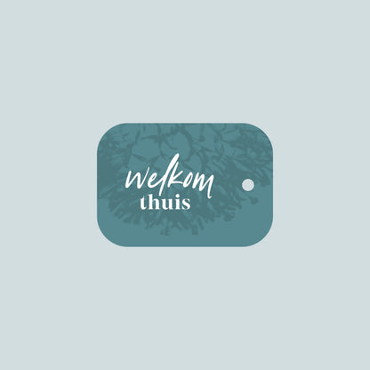 Product afbeelding van een blauw boeket kaartje met daarop de tekst "welkom thuis" met een licht blauwer achtergrond.