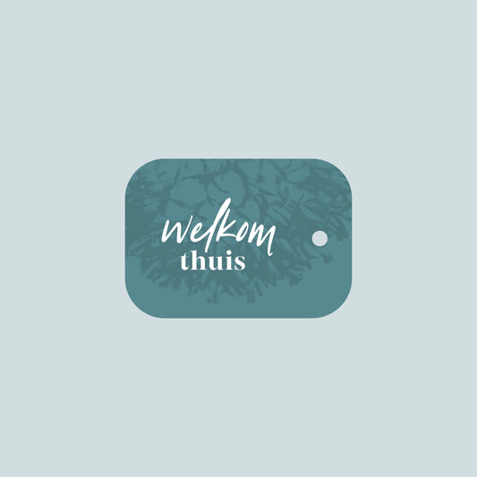 Product afbeelding van een blauw boeket kaartje met daarop de tekst "welkom thuis" met een licht blauwer achtergrond.