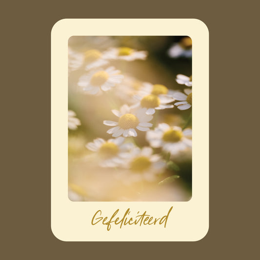 Productfoto van een verjaardagskaart met de tekst "gefeliciteerd" met een foto wit- gele bloemen.