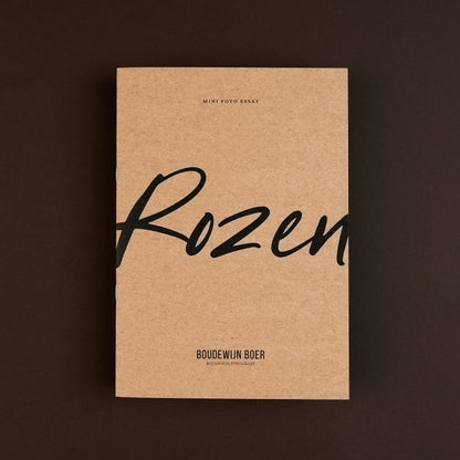 Voorzijde van een fotoboekje over rozen uitgevoerd in kraft papier met zwarte tekst.