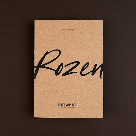 Voorzijde van een fotoboekje over rozen uitgevoerd in kraft papier met zwarte tekst.